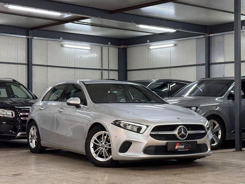 Silber Gebraucht 2020 Mercedes A180 Limousine | 20.190 € (Fairer Preis) - Bild 1/4