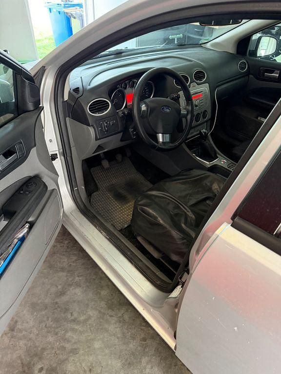 Second-hand Ford Focus Titanium 101 CP (74 kW) 2009 Argintiu Berlinǎ