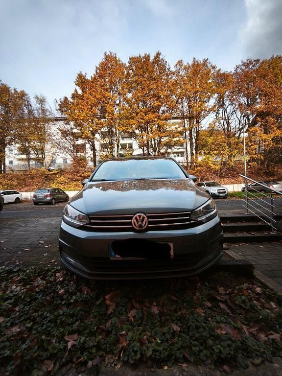 Silber Gebraucht 2017 VW Touran Comfortline Van / Kleinbus | 15.990 € (Fairer Preis) - Bild 1/4