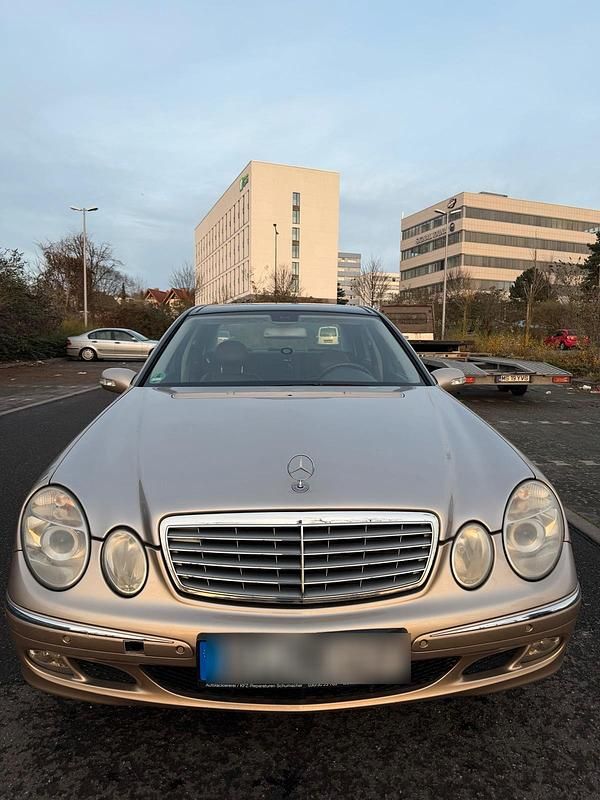 Gebraucht Mercedes E200 163 PS (119 kW) 2005 Gold Limousine