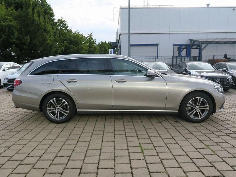 Gebraucht Mercedes E220 Avantgarde 200 PS (147 kW) 2023 Silber Limousine
