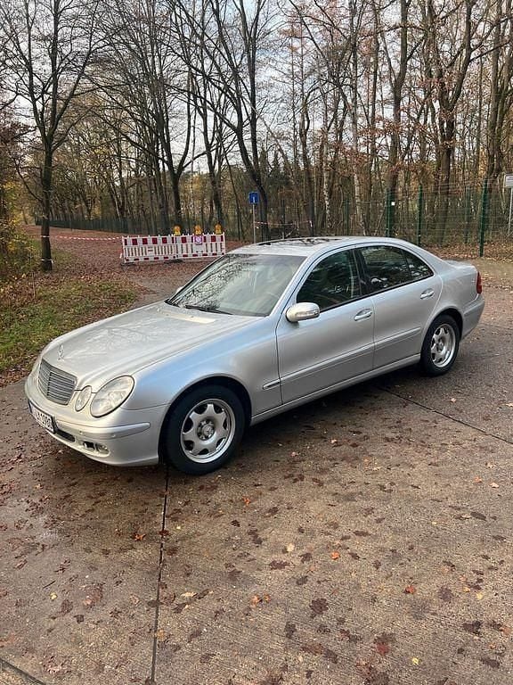 Gebraucht Mercedes E220 Classic 150 PS (110 kW) 2003 Silber Limousine