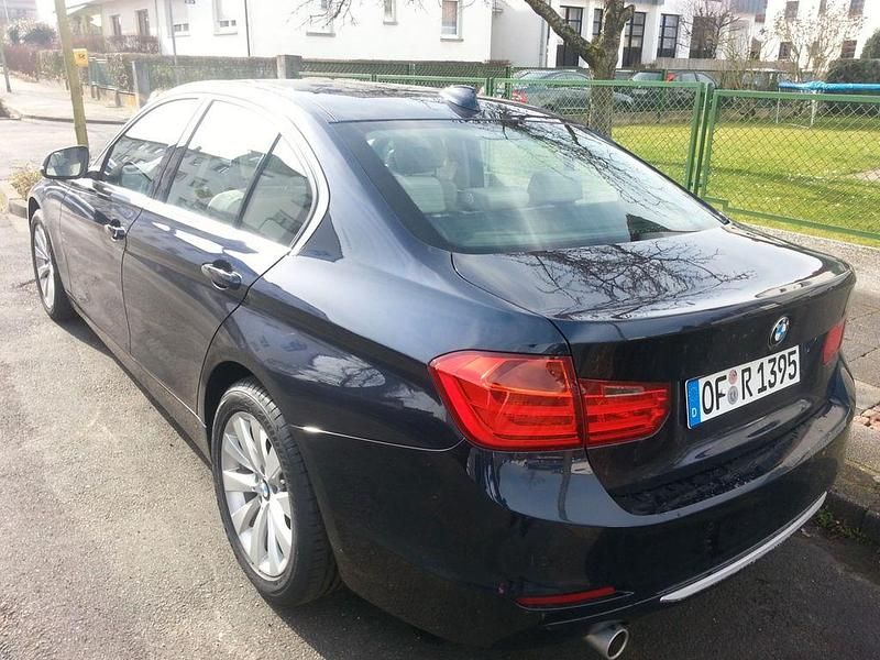 Blau Gebraucht 2014 BMW 320 Efficient Dynamics Limousine | 11.500 € (Superpreis) - Bild 1/4