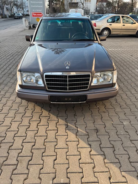 Braun Gebraucht 1995 Mercedes E200 Limousine | 4.250 € - Bild 1/4