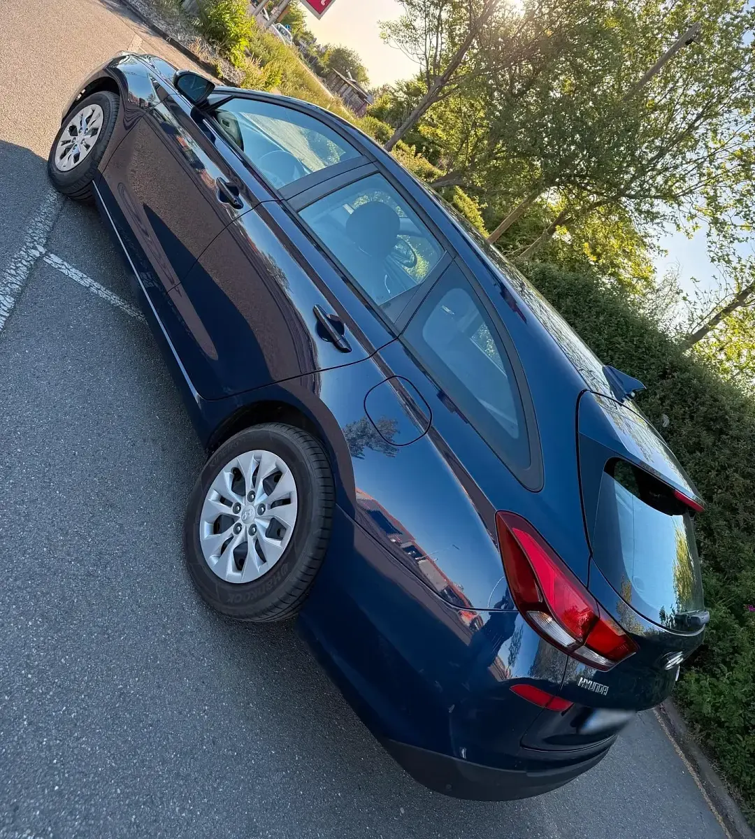 Gebraucht Hyundai i30 Select 100 PS (73 kW) 2020 Blau Kombi