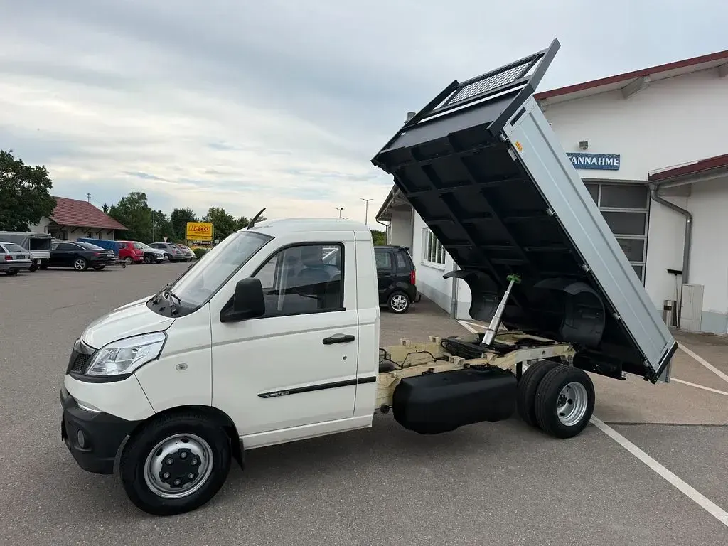 Gebraucht Piaggio Porter 106 PS (77 kW) 2023 Weiß SUV