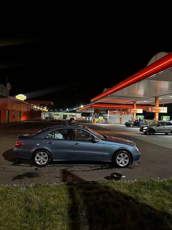 Gebraucht Mercedes E200 163 PS (119 kW) 2003 Blau Limousine