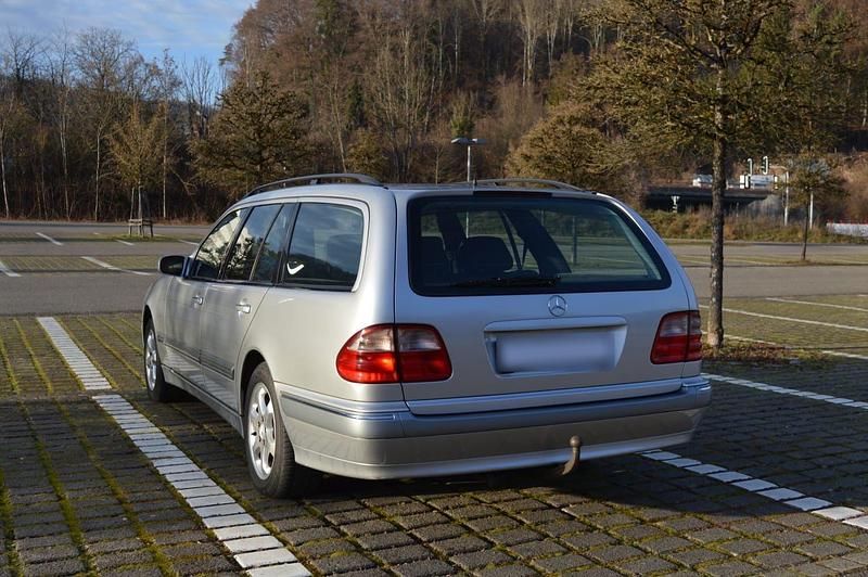 Gebraucht Mercedes E270 177 PS (130 kW) 2001 Silber Kombi