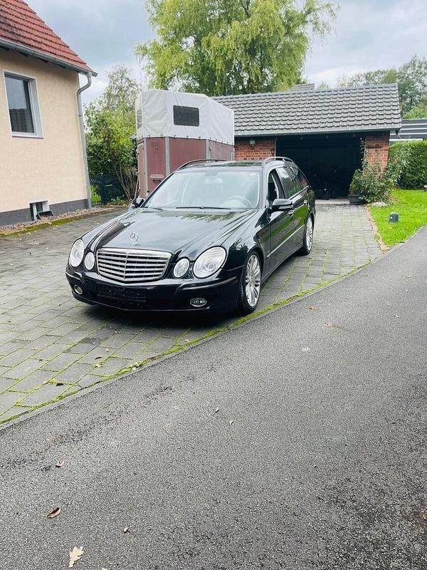 Schwarz Gebraucht 2006 Mercedes E500 Avantgarde Kombi | 9.999 € - Bild 1/4