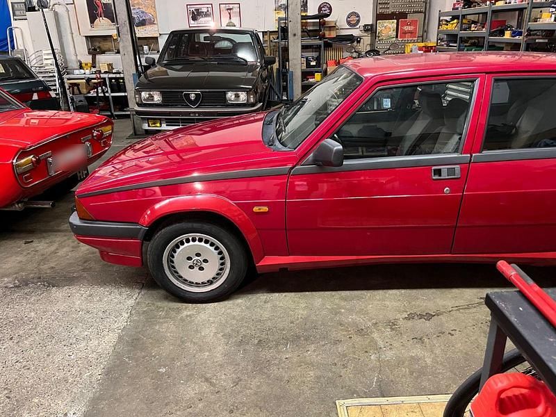 Gebraucht Alfa Romeo 75 145 PS (106 kW) 1990 Rot Limousine
