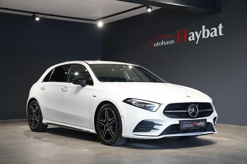 Weiß Gebraucht 2021 Mercedes A220 AMG Limousine | 28.950 € (Fairer Preis) - Bild 1/4