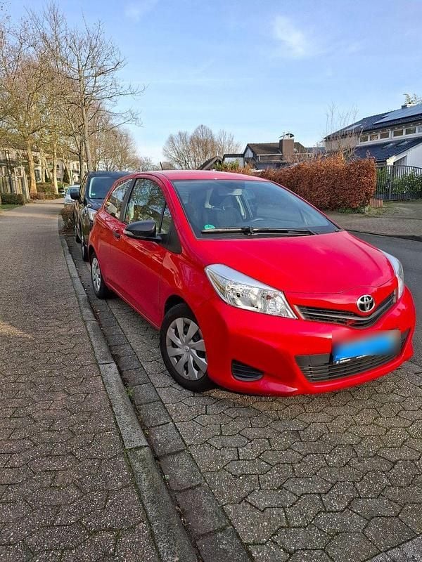 Gebraucht Toyota Yaris 69 PS (50 kW) 2012 Rot Kleinwagen