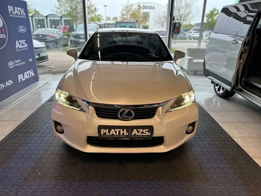 Second-hand Lexus CT200h 99 CP (72 kW) 2011 Alb Berlinǎ
