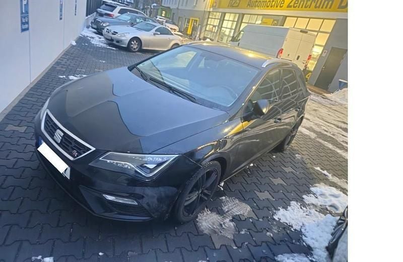 Mitternachtsschwarz (metallic) Gebraucht 2019 Seat Leon FR-Line Kombi | 14.988 € (Guter Preis) - Bild 1/4