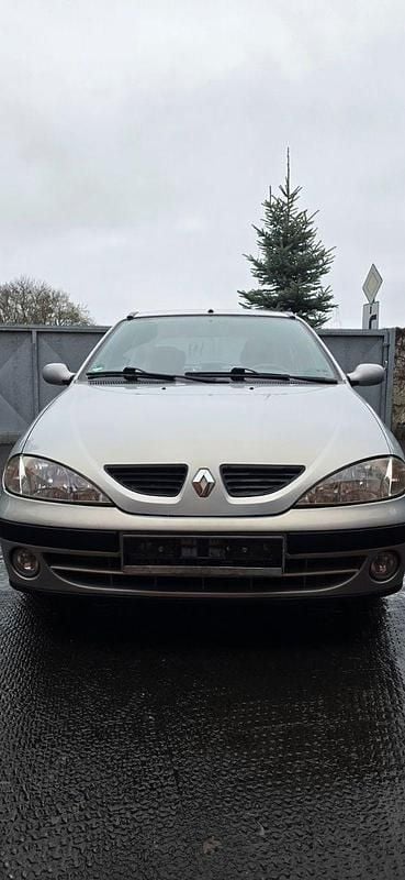 Silber Gebraucht 2002 Renault Mégane GrandTour Kombi | 1.300 € - Bild 1/4