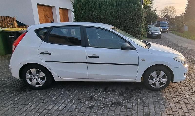 Gebraucht Hyundai i30 108 PS (79 kW) 2009 Weiß Kombi