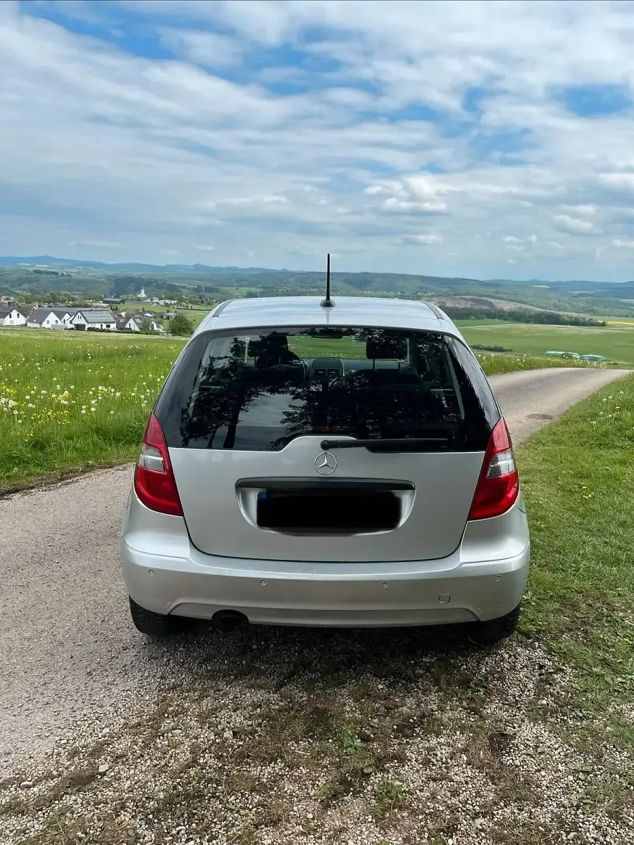 Używany Mercedes A160 95 KM (69 kW) 2011 Srebrny Hatchback