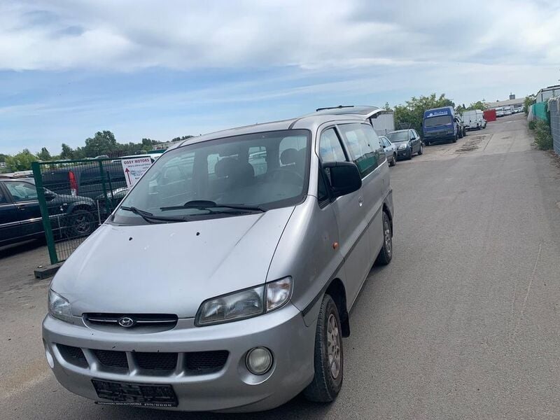 Silber Gebraucht 2000 Hyundai H-1 Van / Kleinbus | 2.499 € (Teuer) - Bild 1/4