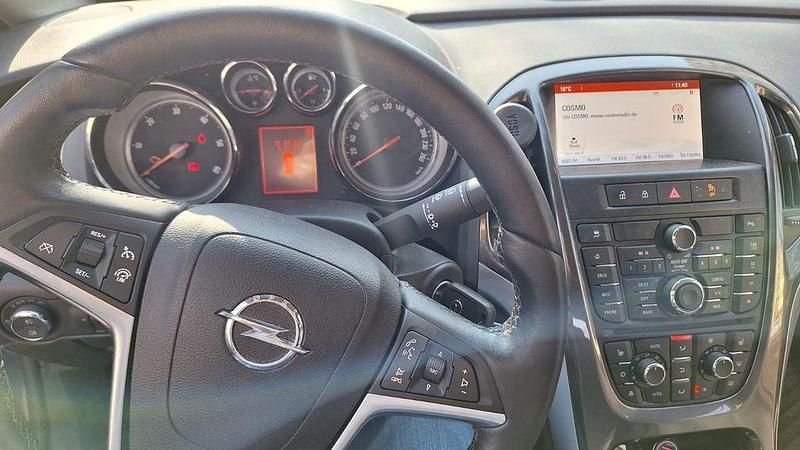 Gebraucht Opel Astra Edition 165 PS (121 kW) 2014 Blau Kombi