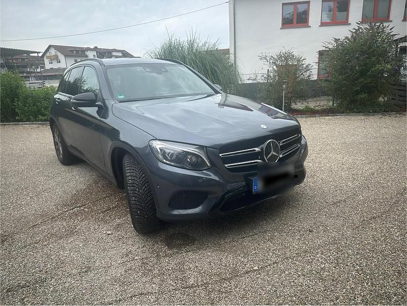 Grau Gebraucht 2016 Mercedes GLC250 SUV | 21.500 € (Fairer Preis) - Bild 1/4