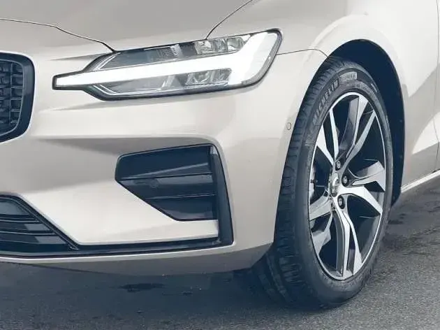 Gebraucht Volvo V60 145 PS (106 kW) 2025 Kombi