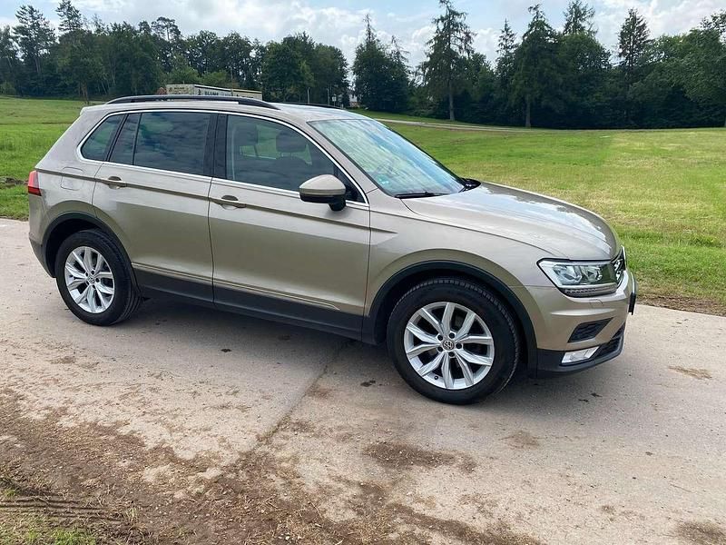 Titanium beige metallic Gebraucht 2017 VW Tiguan Comfortline SUV | 15.800 € (Etwas zu teuer) - Bild 1/4