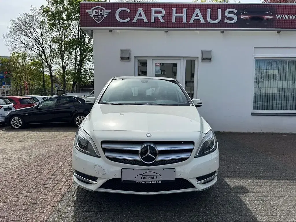Gebraucht Mercedes B180 Sport 122 PS (89 kW) 2014 Weiß Kleinwagen
