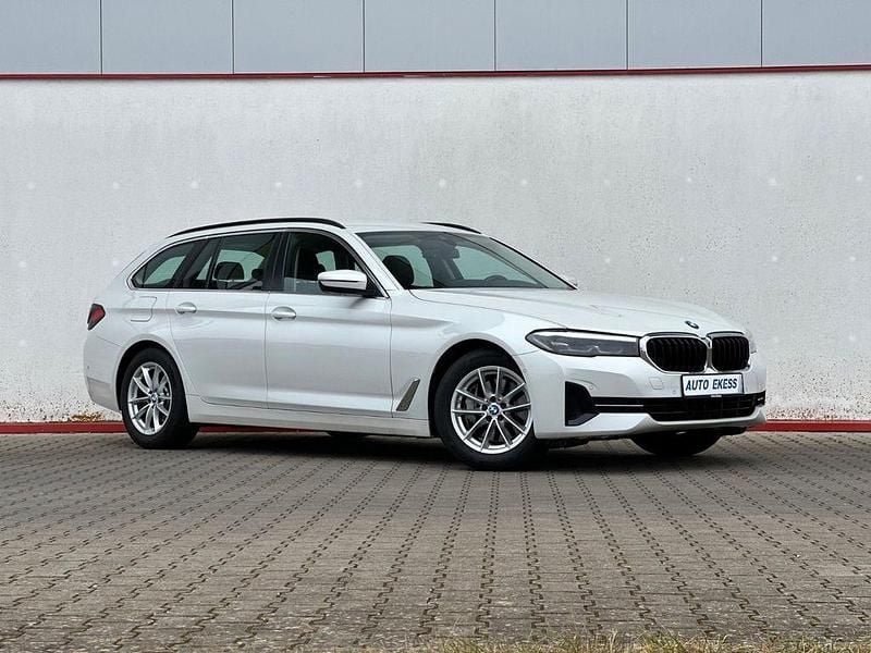Mineralweiss metallic Gebraucht 2022 BMW 530 Kombi | 35.990 € (Superpreis) - Bild 1/4