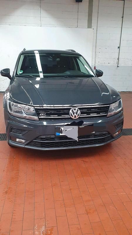 Grau Gebraucht 2018 VW Tiguan SUV | 22.000 € (Fairer Preis) - Bild 1/4