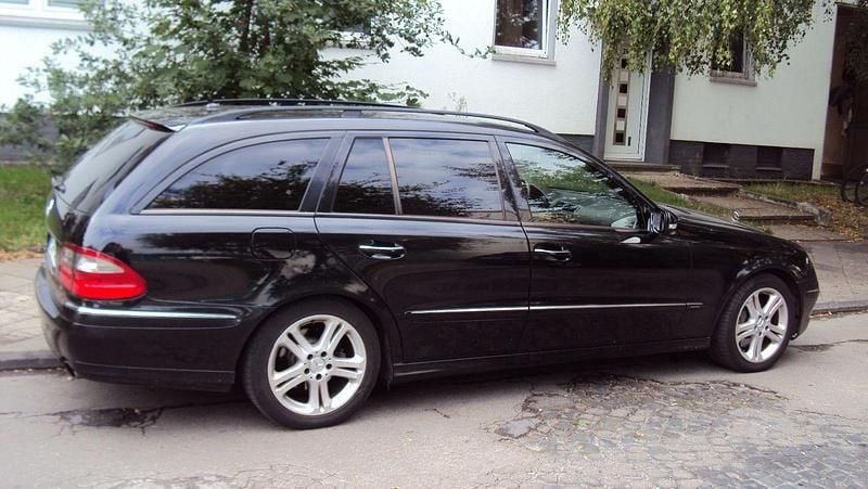 Schwarz Gebraucht 2009 Mercedes E280 Avantgarde Kombi | 6.990 € (Fairer Preis) - Bild 1/4
