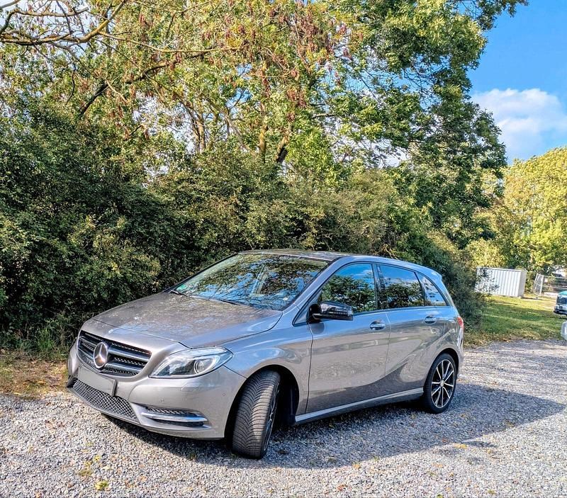 Grau Gebraucht 2013 Mercedes B200 Van / Kleinbus | 12.700 € (Fairer Preis) - Bild 1/4