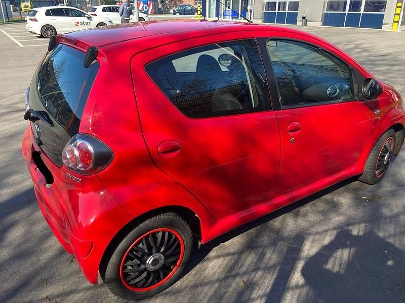 Gebraucht Toyota Aygo Cool 68 PS (50 kW) 2011 Rot Kleinwagen