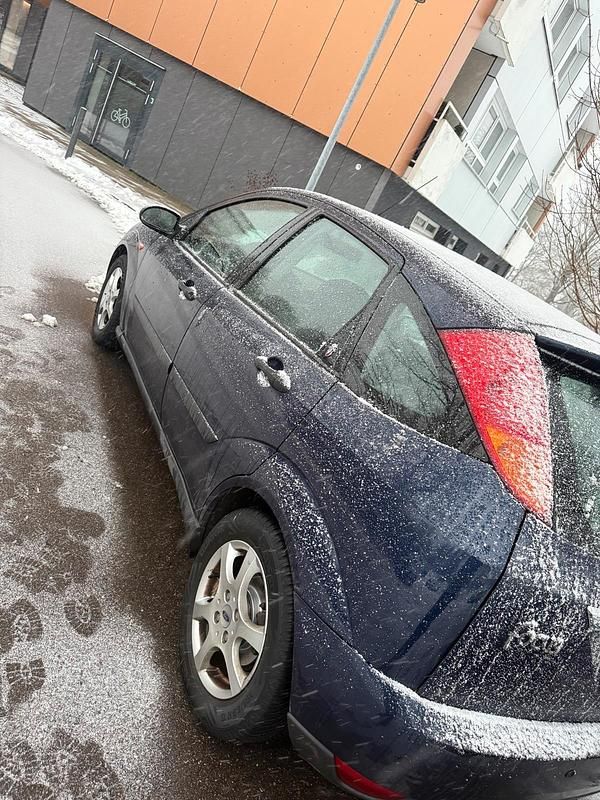 Blau Gebraucht 2000 Ford Focus Limousine | 2.700 € (Teuer) - Bild 1/4