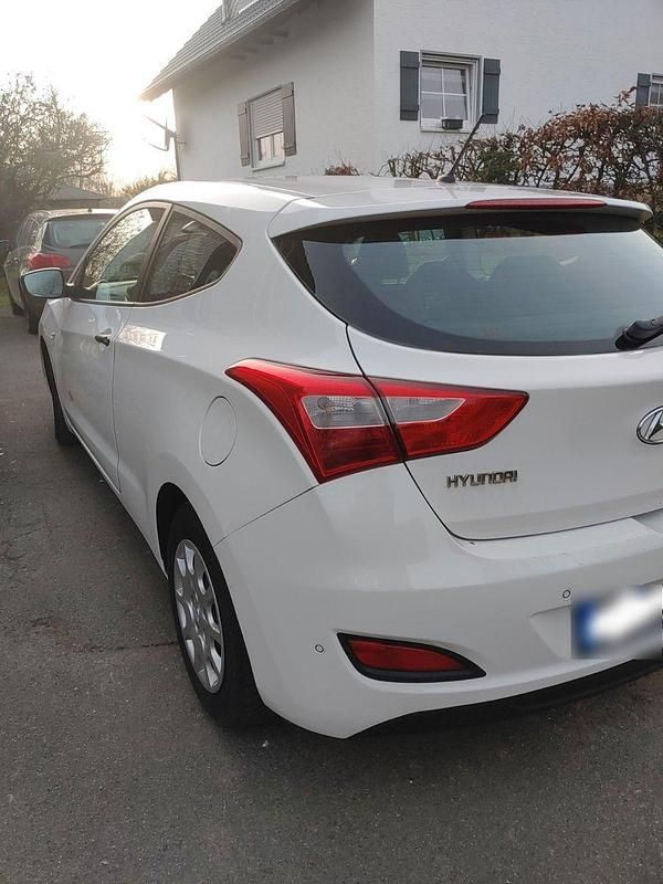 Gebraucht Hyundai i30 99 PS (72 kW) 2013 Weiß Limousine