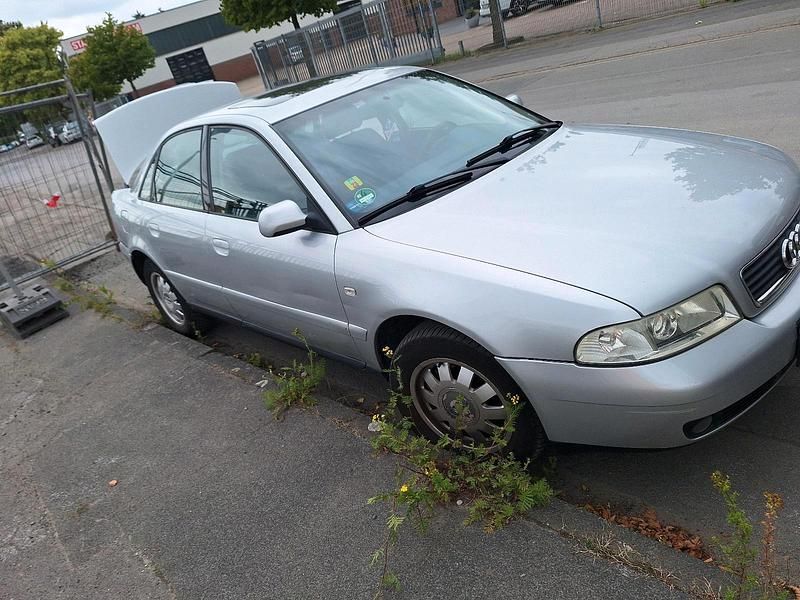 Silber Gebraucht 2000 Audi A4 Limousine | 1.100 € (Superpreis) - Bild 1/4