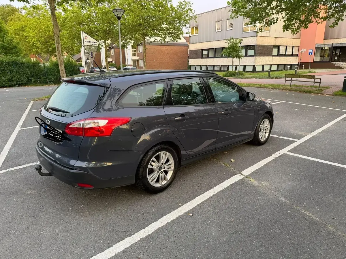 Gebraucht Ford Focus 105 PS (77 kW) 2012 Grau Kombi