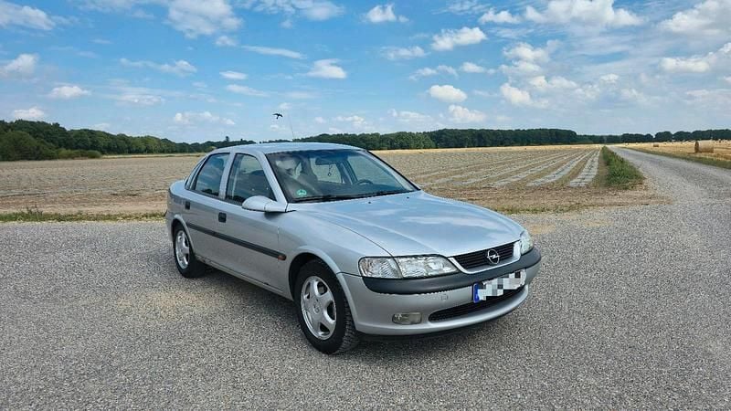 Silber Gebraucht 2025 Opel Vectra Limousine | 1.100 € - Bild 1/4