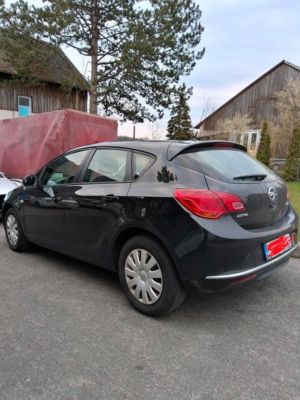 Gebraucht Opel Astra 101 PS (74 kW) 2015 Schwarz Limousine