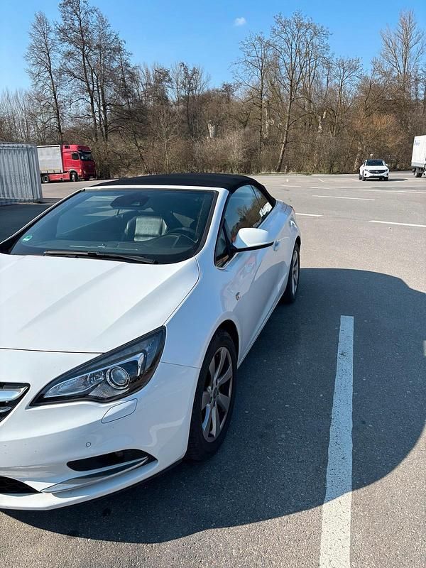 Second-hand Opel Cascada 140 CP (102 kW) 2017 Alb Cabrio