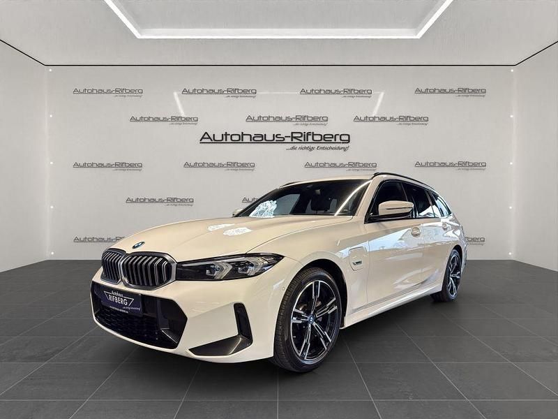 Weiß Gebraucht 2022 BMW 320e M Sport Limousine | 31.890 € - Bild 1/4