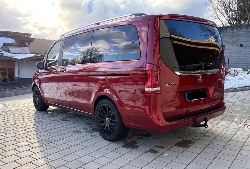 Gebraucht Mercedes V300 239 PS (175 kW) 2020 Rot Van / Kleinbus