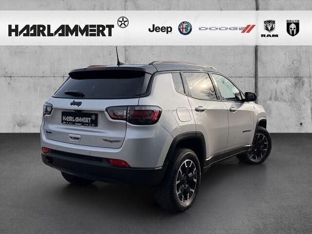 Gebraucht Jeep Compass Trailhawk 241 PS (177 kW) 2022 Vr348) (silber SUV