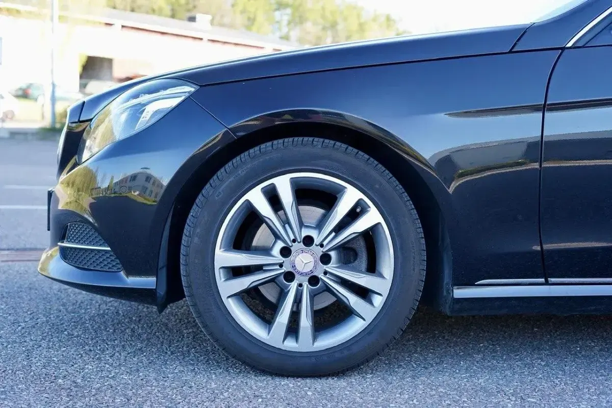 Gebraucht Mercedes E220 Avantgarde 170 PS (125 kW) 2015 Schwarz Kombi