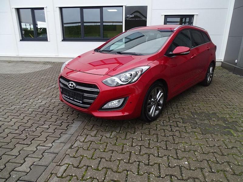 Rot Gebraucht 2016 Hyundai i30 Passion Kombi | 9.990 € (Fairer Preis) - Bild 1/4