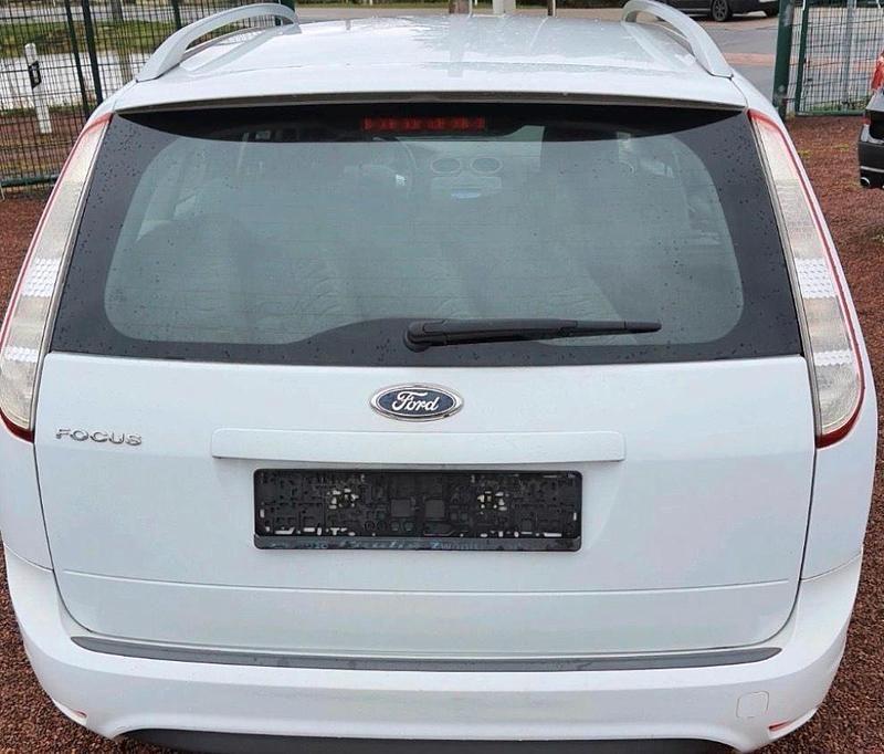 Gebraucht Ford Focus Style 101 PS (74 kW) 2010 Weiß Kombi
