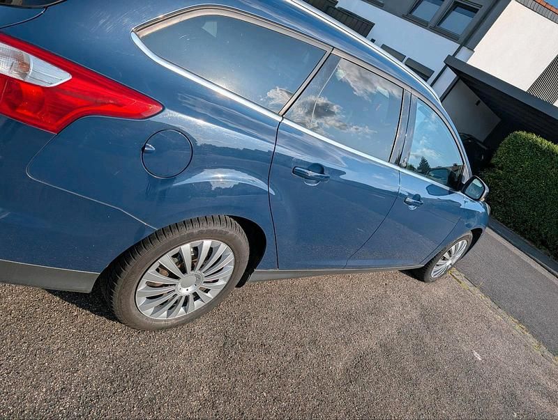 Gebraucht Ford Focus 100 PS (73 kW) 2012 Blau Kombi