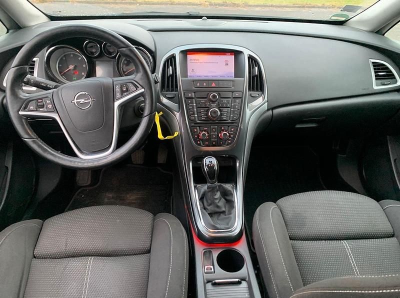 Gebraucht Opel Astra Exklusiv 131 PS (96 kW) 2014 Schwarz Kombi