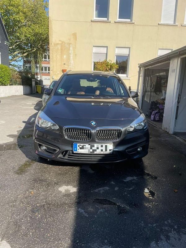 Grau Gebraucht 2016 BMW 220 Gran Tourer Sport Line Van / Kleinbus | 20.500 € - Bild 1/4