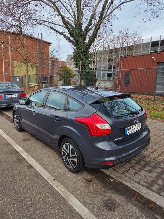 Grau Gebraucht 2013 Ford Focus Limousine | 4.250 € (Guter Preis) - Bild 1/4