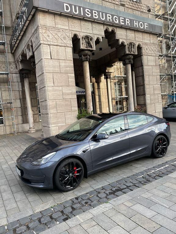 Grau Gebraucht 2022 Tesla Model 3 Performance Limousine | 33.600 € (Fairer Preis) - Bild 1/4